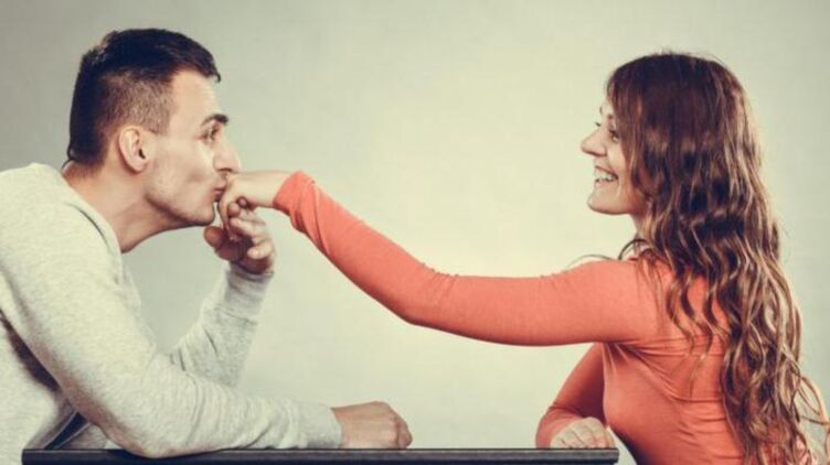 un homme s'occupe d'une fille et pense à l'agrandissement du pénis