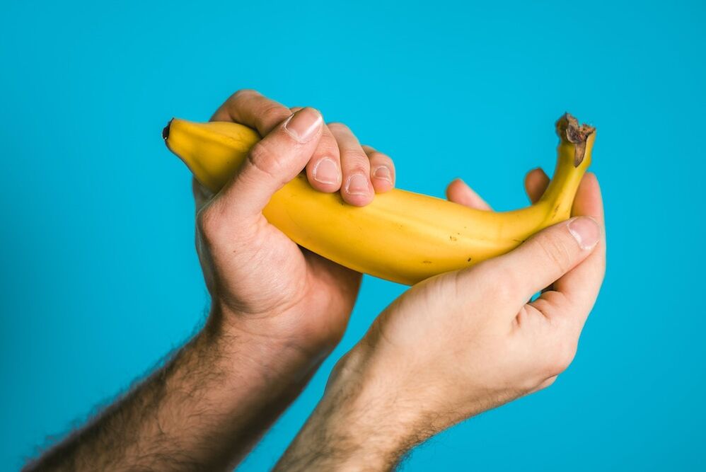 Exercice pour augmenter le pénis sur l'exemple d'une banane