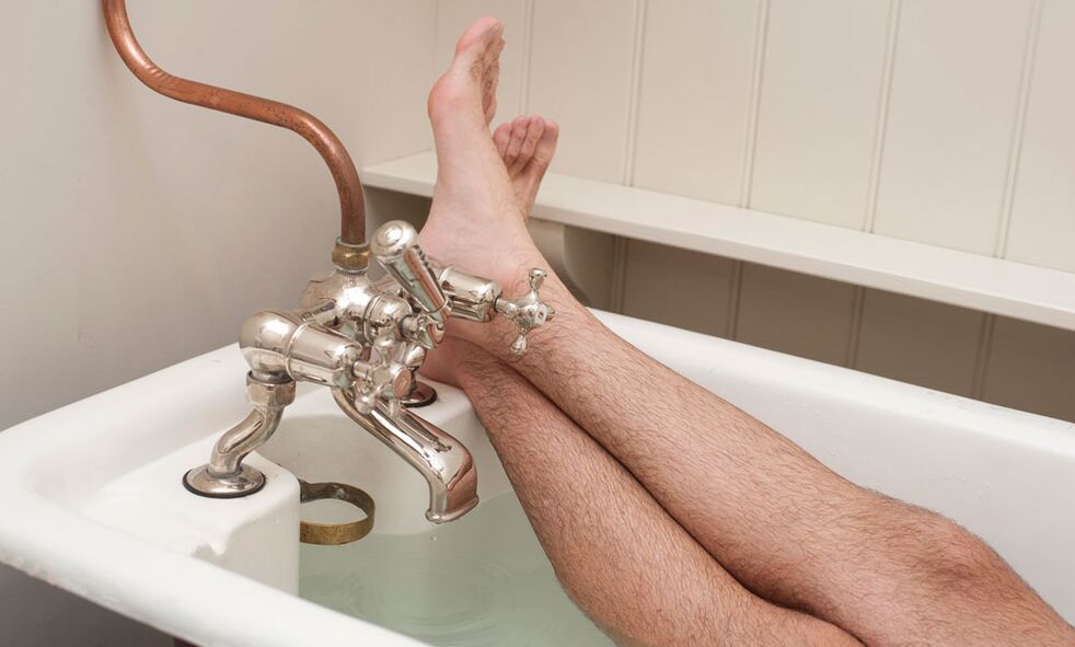 Un homme prend un bain avec du soda