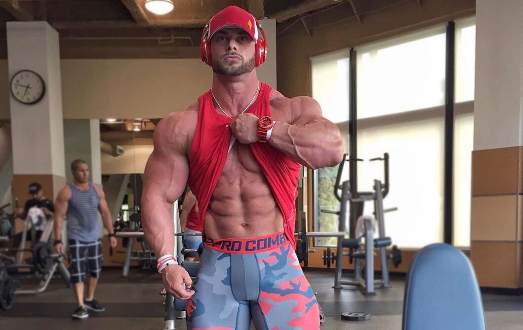 Homme en forme de sport dans le gymnase